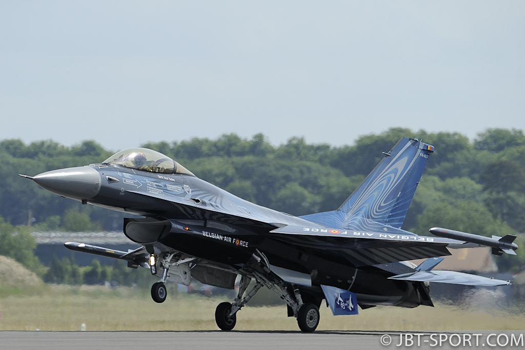 F16