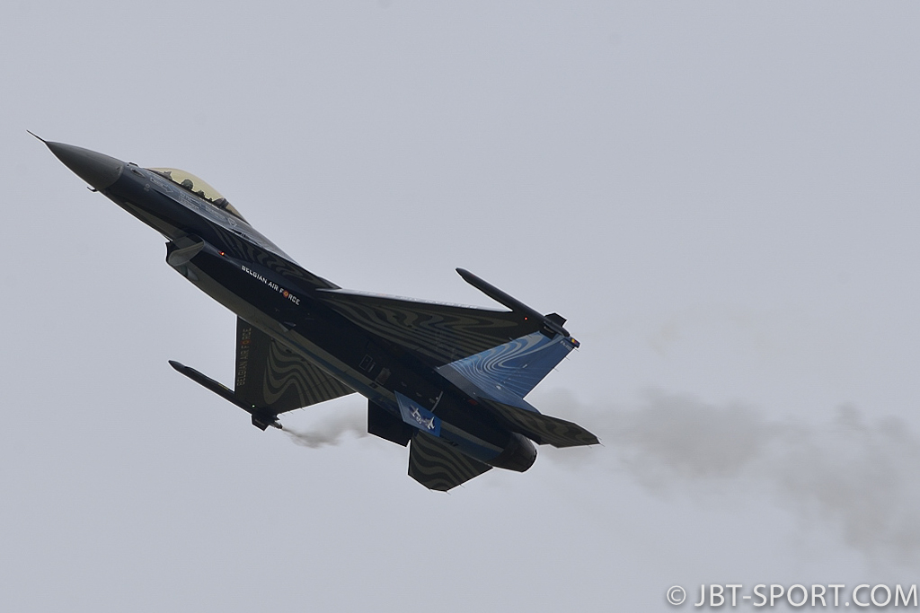 F16
