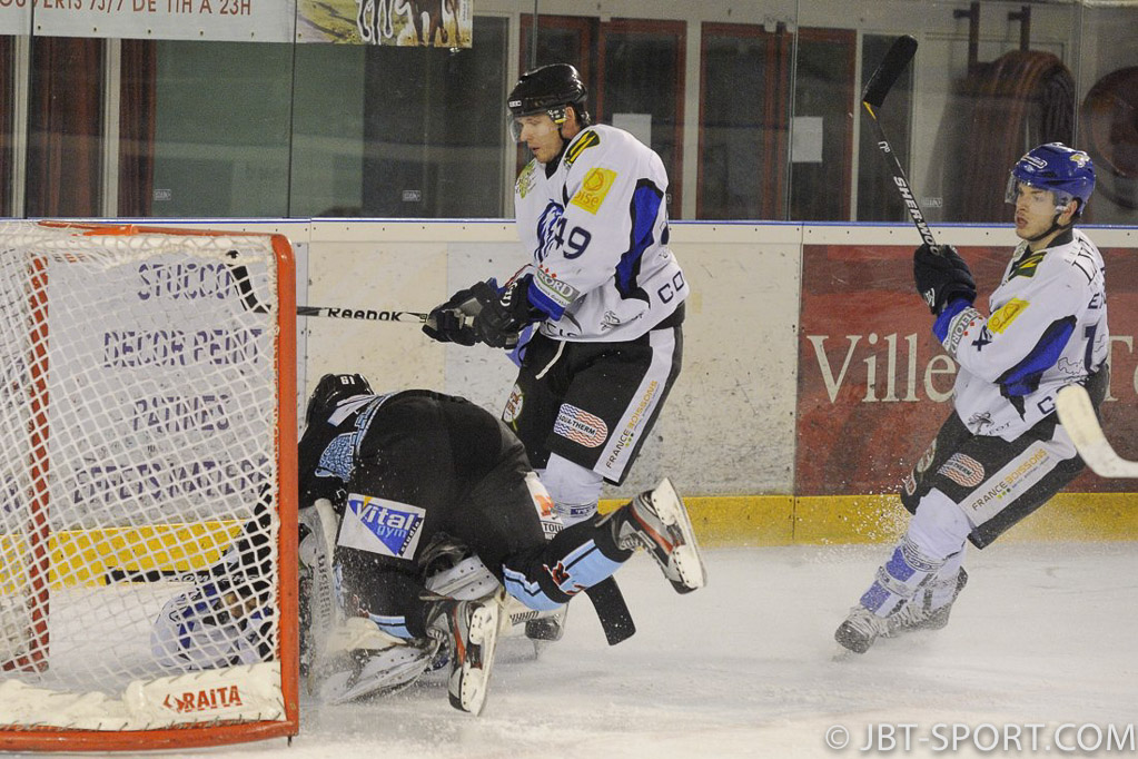 Tours - Compiègne   08-02
( 2e Division )